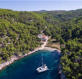 6 Bedroom villa with infinity pool set in a stunning bay near Hvar town on Hvar Island sleeps 10-12